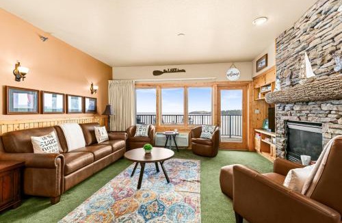 Two Harbors Apartment | Amazing Lake View King Suite, Kitchen & Pools