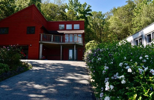 Grimsby House | Amazing Niagara Wine Country Cottage 3 Bdrm, 3 bath, Lake/TO Skyline