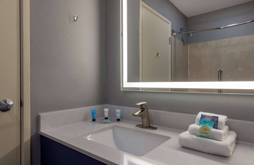 Duluth Hotel | AmericInn by Wyndham Duluth