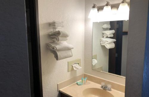 Monticello Hotel | AmericInn Motel - Monticello