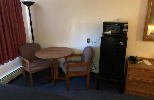Monticello Hotel | AmericInn Motel - Monticello