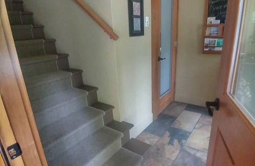 Regional District of Nanaimo Bed & Breakfast | Arbutus Room