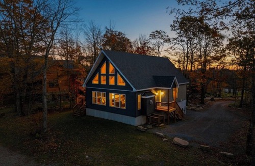 McHenry Ski Chalet | Arcade-HotTub-FirePit-5BD-EV-Starlink-NoCleaningFee