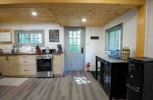 Isaacs Glen Cottage | Aries 2-Bedroom Fenelon Falls cottage