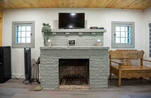 Isaacs Glen Cottage | Aries 2-Bedroom Fenelon Falls cottage