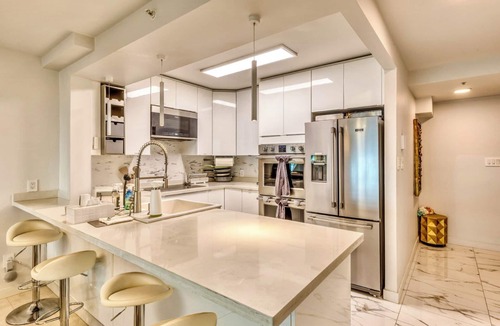 East Side Condo | Art Deco Broadway Bedroom (with Shared Common Area)
