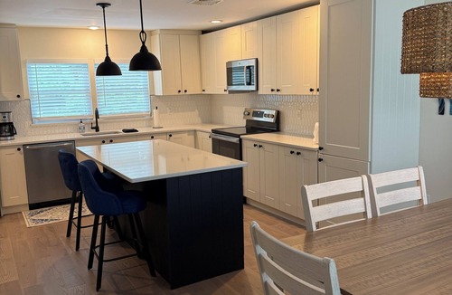 Mastic Beach House | Atlantic Ocean Beach Retreat -Stay 2 mi from Smiths Point Beach In Mastic Beach