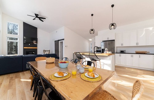 Les Eboulements Ski Chalet | Au Clair de Lune 103: River View, Hot Tub & Trails