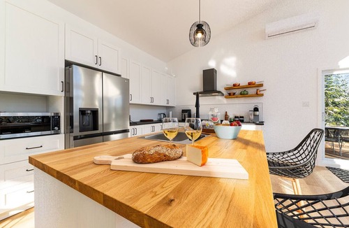 Les Eboulements Ski Chalet | Au Clair de Lune 103: River View, Hot Tub & Trails