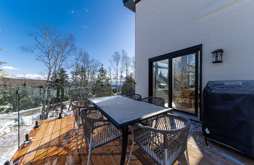 Les Eboulements Ski Chalet | Au Clair de Lune 103: River View, Hot Tub & Trails