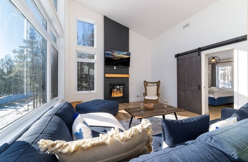 Les Eboulements Ski Chalet | Au Clair de Lune 103: River View, Hot Tub & Trails