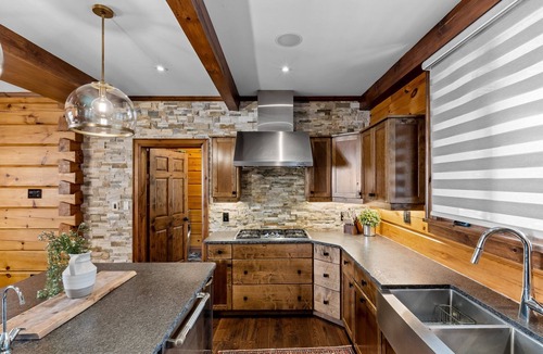 Selwyn Cottage | Award-Winning Luxury Waterfront Log Home Retreat!