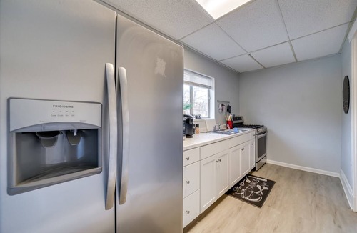 South Hills Apartment | Balcony & Workspace! Apt 5 Mi to Dtwn Pittsburgh