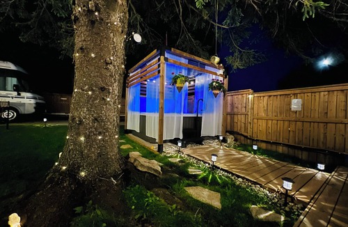Shallow Lake House | Balkans RV & Hot Tub Backyard Retreat