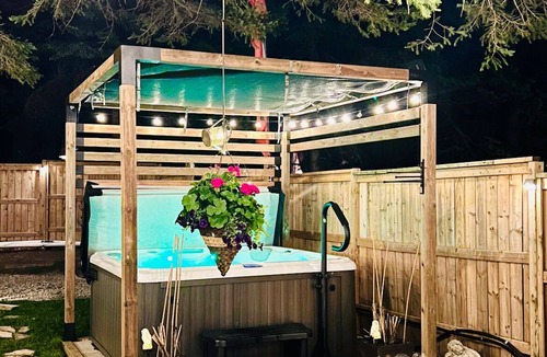 Shallow Lake House | Balkans RV & Hot Tub Backyard Retreat