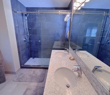 Arbour Lake House | Banff -Calgary Garden &3 mins Bus station Close C-Train&Free Parking