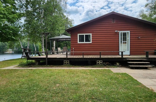 Highlands East Cottage | Barker's Lakefront Cottage - Upper Cardiff Lake, Highlands East (STR25-00064)