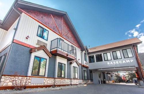 Canmore Hotel | Basecamp Lodge I Deluxe Double Queen Room
