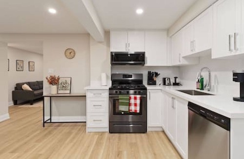 Clarkson-Lorne Park House | Basement unit - Fully Renovated Beautiful stay