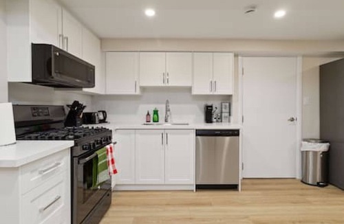 Clarkson-Lorne Park House | Basement unit - Fully Renovated Beautiful stay