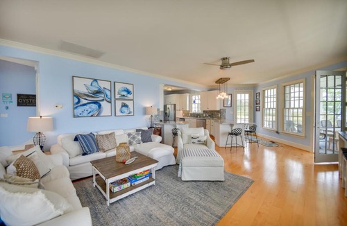 White Stone House | Bayfront White Stone Escape w/Private Beach!