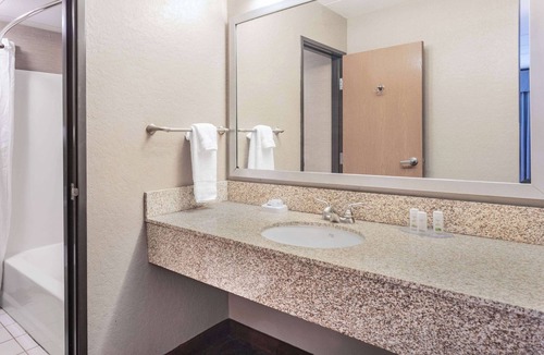 Brooklyn Center Hotel | Baymont by Wyndham Brooklyn Center
