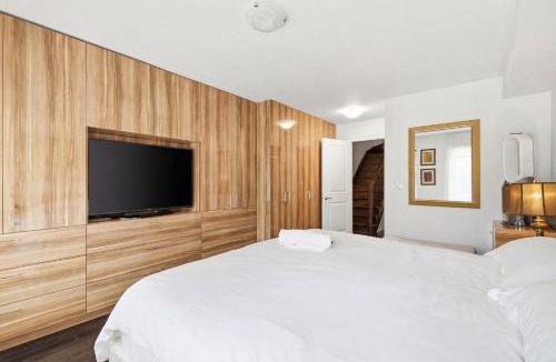 Lawrence Park Apartment | Bayview Townhouse 2BR & Parking