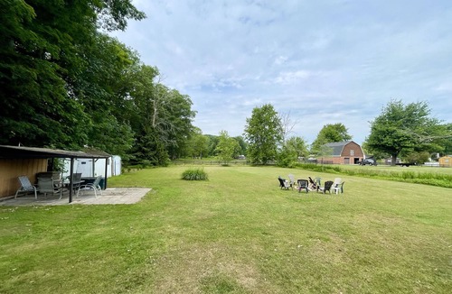 Port Colborne House | Beach cottage : 4 beds 2 baths : 200ft from the beach