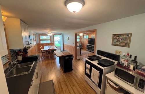 Sherkston Cottage | Beach house on pleasant beach!nCottage steps from the beach on Lake Erie