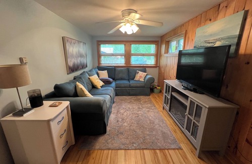 Sherkston Cottage | Beach house on pleasant beach!nCottage steps from the beach on Lake Erie