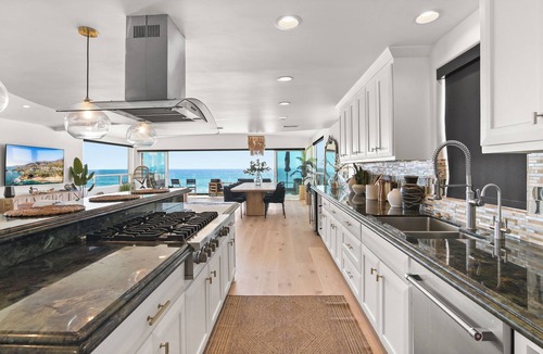 Townsite House | Beachfront Boho Dream Penthouse. Walk 2 Everything! Newly designed SLEEPS 10!