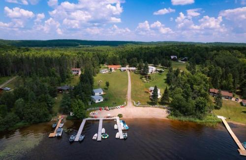 Magnetawan House | Beachfront Cabin #5- Maijac Resort & Marina
