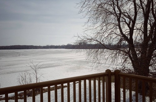 Annandale Cabin | Beachfront Cabin with Lake Views & Harry Potter Room