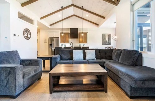 Zurich Cottage | Beachside Escape | Hot Tub & Unwind by the Beach | Enjoy Grand Bend & Bayfield
