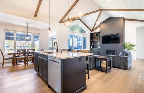 Zurich Cottage | Beachside Escape | Hot Tub & Unwind by the Beach | Enjoy Grand Bend & Bayfield