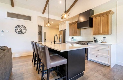 Zurich Cottage | Beachside Escape | Hot Tub & Unwind by the Beach | Enjoy Grand Bend & Bayfield