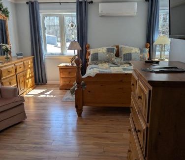 Gravenhurst Bed & Breakfast | Bear & Butterfly Bed and Breakfast
