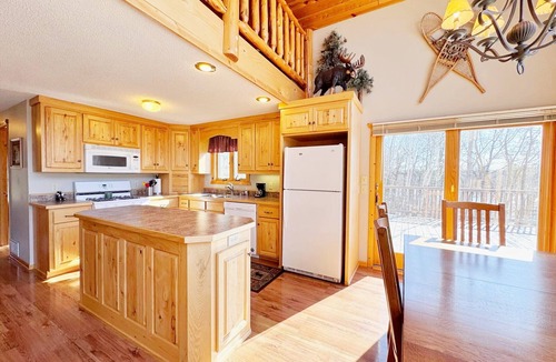 Backus House | Bear Peak Cabin, Beautiful Secluded Lake Cabin with Panoramic Views!