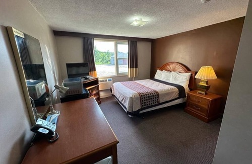 Deep River Hotel | Bears Den Lounge and Motel