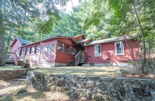 Minden Hills Cottage | Beautiful 2 bdrm cottage with fireplace and a view in Minden Hills-Pet Friendly!