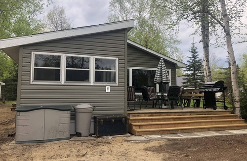 Shillington Cottage | Beautiful 2 bedroom lakefront cottage
