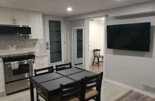 Guelph Apartment | Beautiful 2-bedroom Guest Home in Guelph