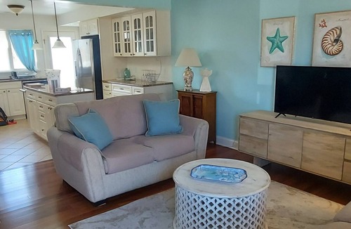 Village Green House | Beautiful 3 Bedroom, 2 Bath Home Open Concept, Sleeps 6