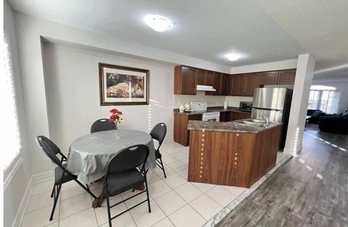 Meadowvale Village House | Beautiful 3 bedroom & 3-bathroom vacation home near Toronto Pearson Airport