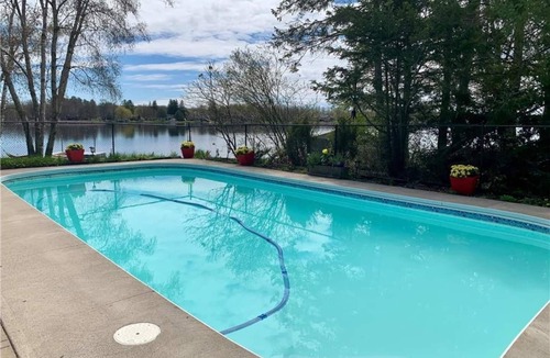 Selwyn Cottage | Beautiful 4 Bedroom Cottage on BuckHorn Lake