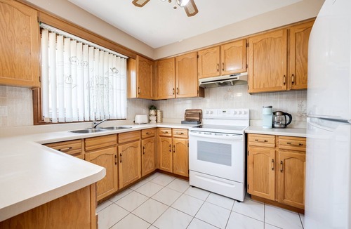 Lakeview House | Beautiful 4 BR Home by Sherway Gardens, Lakeshore