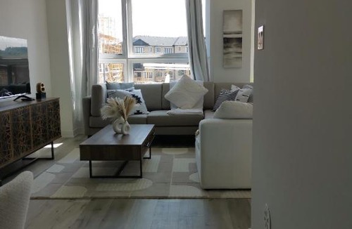 Barrie Apartment | Beautiful, 4brd-3bthTownhome 7mins to Lakeshore
