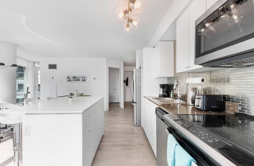 Toronto Entertainment District Condo | Beautiful bright 2 bedroom fully furnished condo located in the heart of Toronto