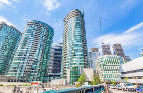 Toronto Entertainment District Condo | Beautiful bright 2 bedroom fully furnished condo located in the heart of Toronto