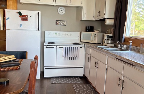 McGregor Cabin | Beautiful Cabin at Round Lake Resort- White Cabin